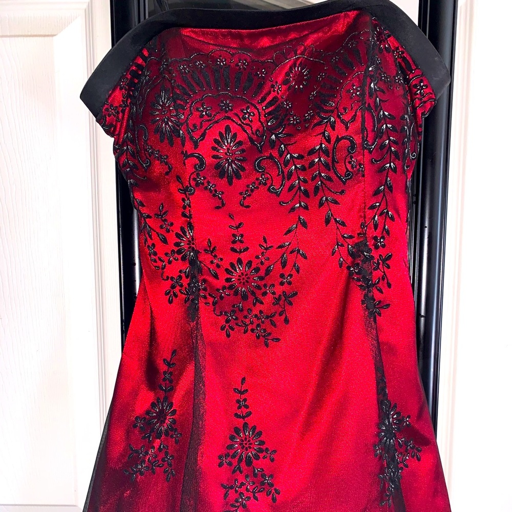 Black & Red Corset Style Dress SZ 3